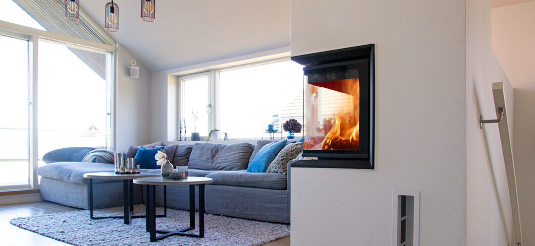 Hvid hjørnepejs Scan 5003 FR med flammer i hvidt moderne hjem med grå sofa og rundt bord