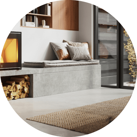 Bænk integreret i pejseindfatningen