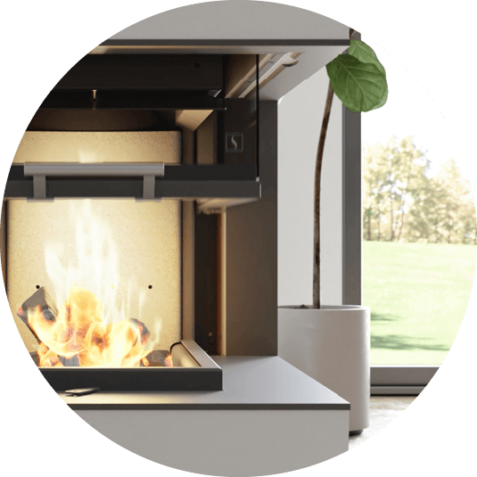 Pejseindsats med løftelåge Scan 5004 med figenplante og dele af et vindue i baggrunden