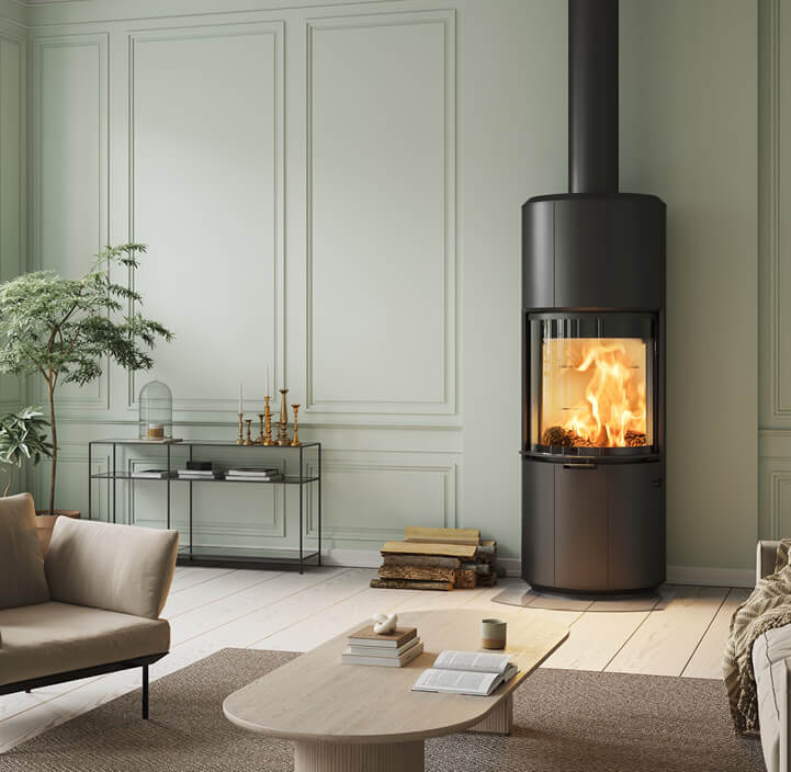 Stor sort pejs Scan 87 I lysegrønt rum med lyse designmøbler, sort konsolbord og stor plante i hjørnet