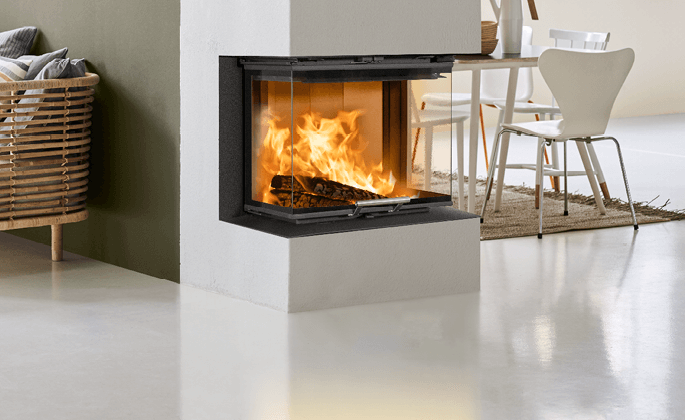 Pejseindsats Scan 5004 FRL i lyst rum med grøn væg