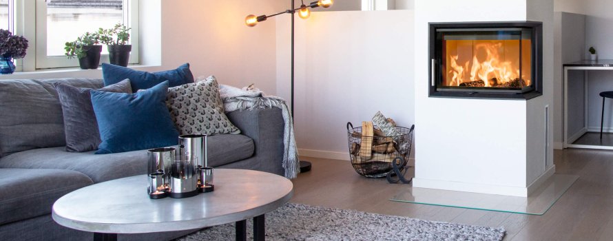 Grå sofa i moderne hvidt hjem med stor hvid pejs Scan 5003 FR med flammer