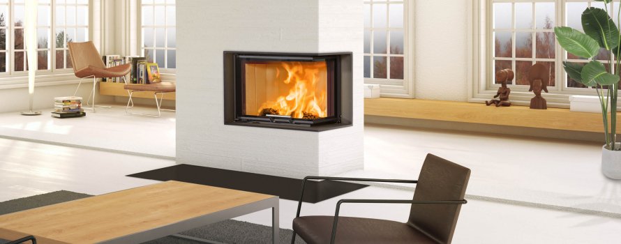 Sort pejseindsats Scan 5004 FR i lyst rum med store hvide vinduer