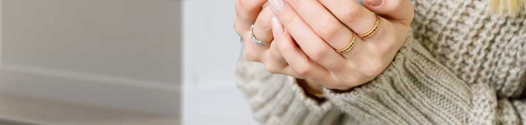 kvindelige hænder, der holder en hvid kop foran en pejs Scan 5005