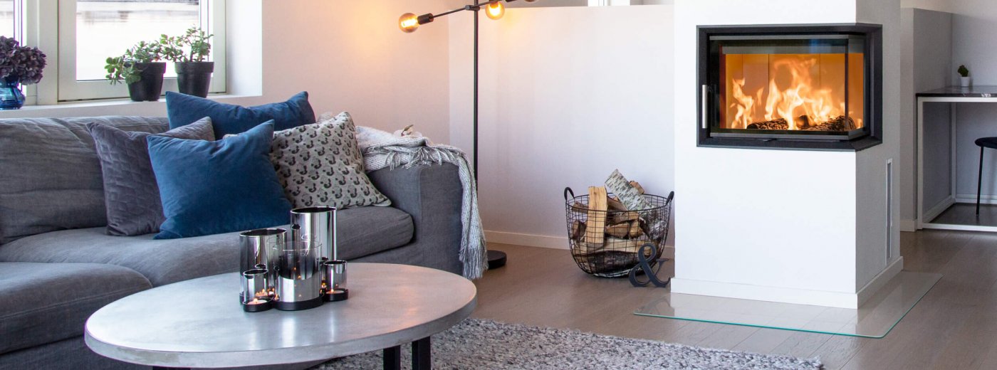 Grå sofa i moderne hvidt hjem med stor hvid pejs Scan 5003 FR med flammer