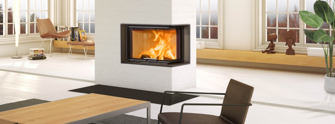 Sort pejseindsats Scan 5004 FR i lyst rum med store hvide vinduer